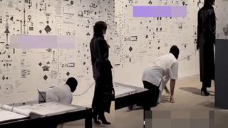 Sosyal medyanın konuştuğu ilginç görüntüler! Sevgilisine tasma takıp sanat galerisi gezdirdi... Yorumlar gecikmedi