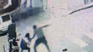 Vahşi cinayetin görüntüleri ortaya çıktı! Üniversite öğrencisi motokuryeyi sokak ortasında defalarca bıçaklamış