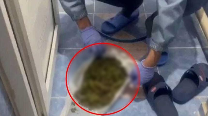Polis baskınında uyuşturucuyu tuvalete dökerken yakalandı!