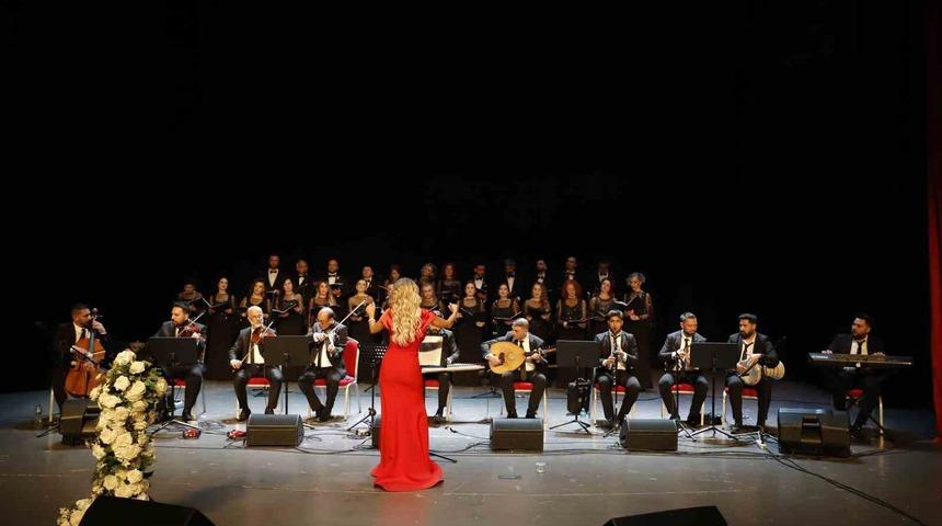 &Ouml;ğretmenler koro kurdu, muhteşem bir konser verdi