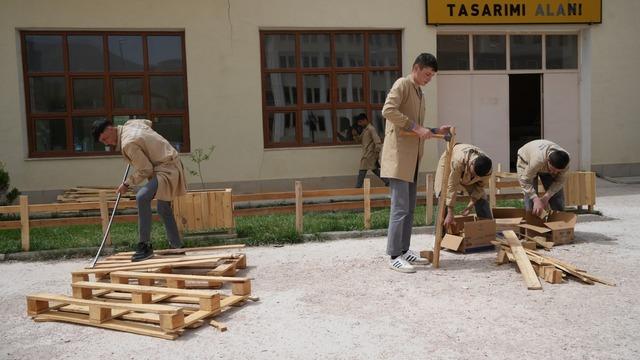 Fabrika gibi lisede arı gibi çalışan öğrenciler atık malzemelerden ahşap eşyalar üretiyorlar