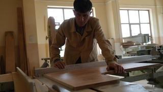 Okullardaki eski sıralardan yapıyorlar! Hepsi çöp olacaktı, artık... Üretip para kazanıyorlar