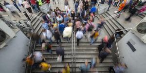 'Hayat pahalı' demediler: O şehire akın akın g&ouml;&ccedil;, y&uuml;z binlerce kişi...