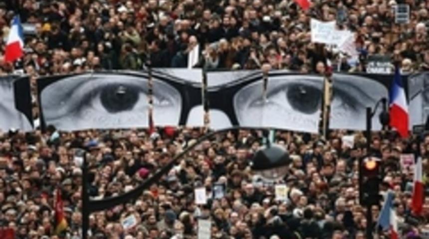 Paris: Bir milyon kişi 'birlik' i&ccedil;in y&uuml;r&uuml;d&uuml;