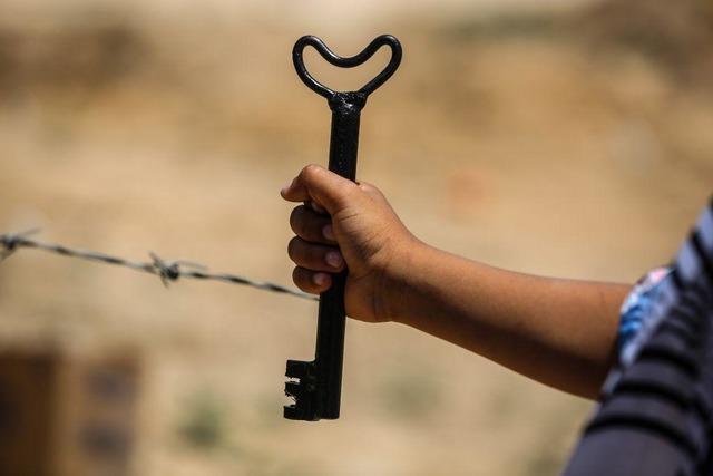 Filistinli bir çocuk elinde, kaybettikleri evlerinin sembolü olarak 