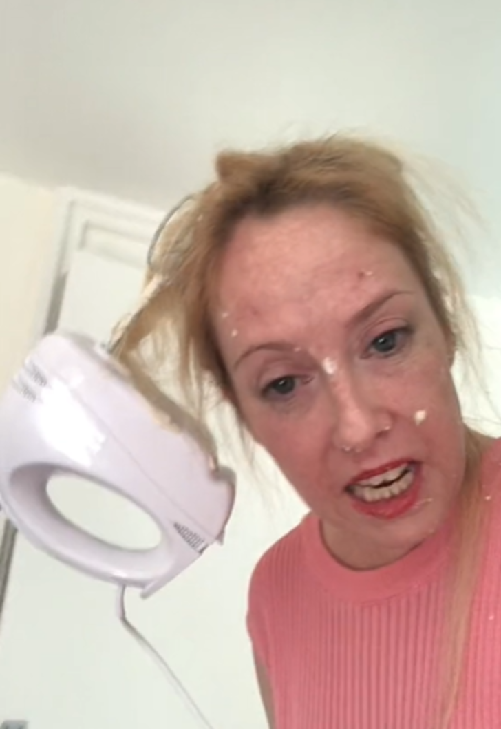 Pizza yapmak isterken kabusu yaşadı! Saçlarını miksere sıkıştıran kadın TikTok'tan yardım istedi... O anlar sosyal medya gündem yarattı G4