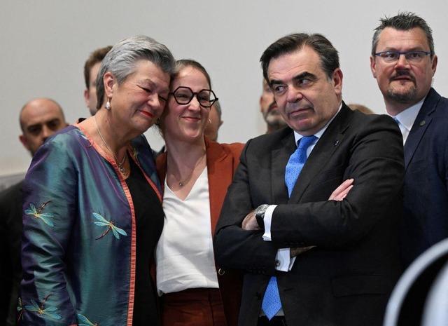 Avrupa Birliği İçişleri Komiseri Ylva Johansson (en solda) 10 Nisan'daki ilk oylamada, Belçika'nın göç ve sığınma işlerinden sorumlu bakan yardımcısı Nicole de Moor'a sarılıyor