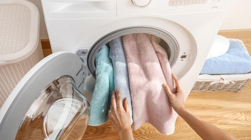 Yanlış yıkıyormuşuz! Havluların sertleşmemesi i&ccedil;in ucuz t&uuml;yo... Evinizde olan o &uuml;r&uuml;n&uuml; kullanmayı bırakın