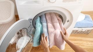 Yanlış yıkıyormuşuz! Havluların sertleşmemesi için ucuz tüyo... Evinizde olan o ürünü kullanmayı bırakın