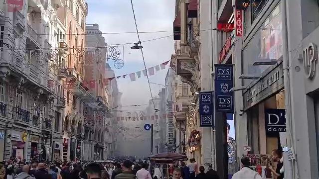 İstiklal Caddesi'ndeki bir mağazada yangın!  Çok sayıda itfaiye ekibi müdahale etti