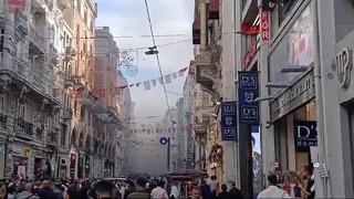 Son dakika: İstiklal Caddesi'nde bir mağazada yangın! Çok sayıda itfaiye ekibi müdahale etti