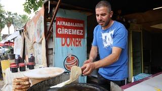 Böylesi görülmedi! Akrabalarına kızdı, iş yerine o pankartları astı! Akrabalarım olmayınca her şeyin sahibi oldum