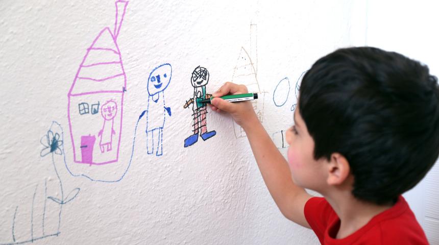 &Ccedil;ocukların boyadığı duvarları tertemiz yapıyor! Bir daha asla dert etmeyeceksiniz... Duvar lekesinden eser bırakmayan y&ouml;ntem