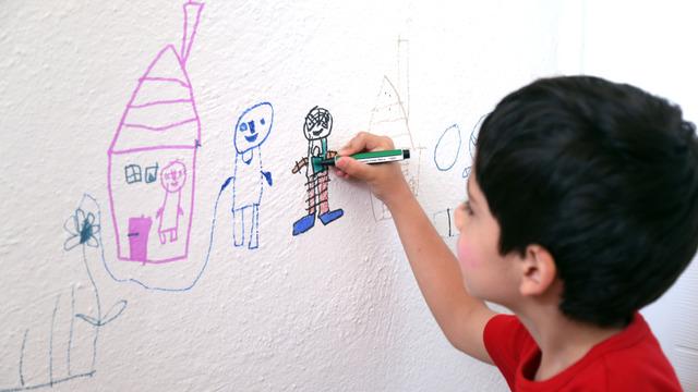 Çocukların boyadığı duvarları tertemiz yapıyor! Bir daha asla dert etmeyeceksiniz... Duvar lekesinden eser bırakmayan yöntem