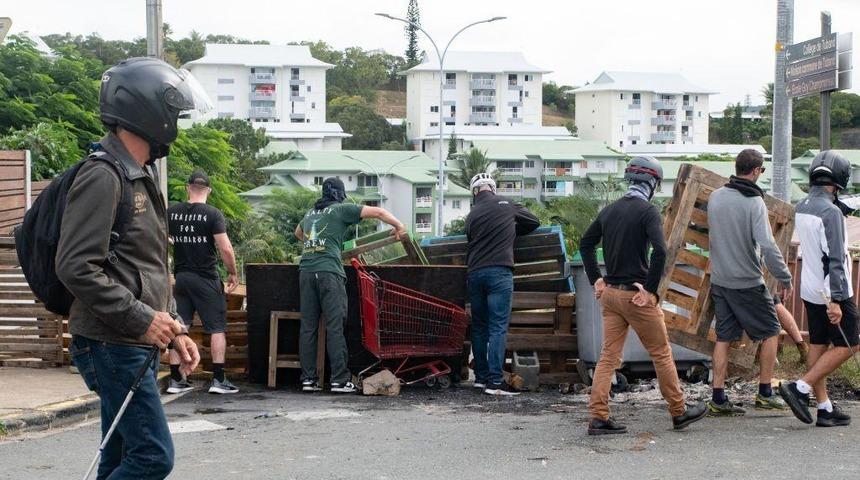 Fransa'nın asker gönderdiği denizaşırı toprağı Yeni Kaledonya'da ne oluyor?