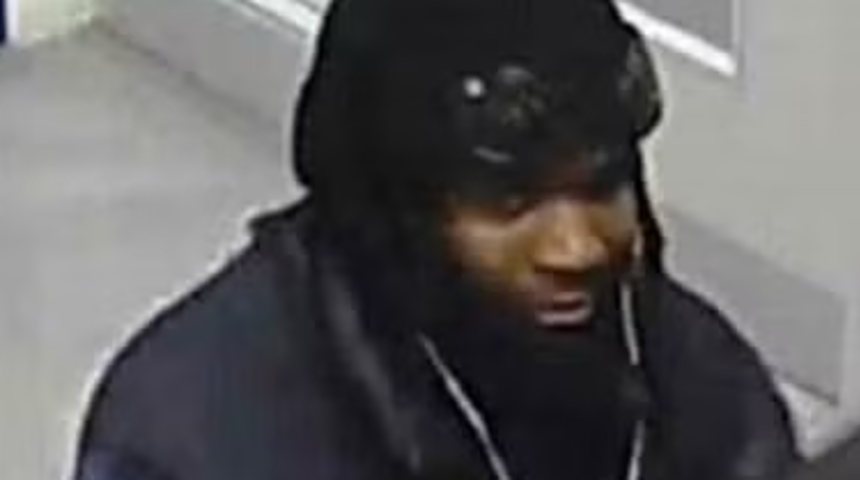 Polis karakolunun önünde güpegündüz kadına cinsel saldırıda bulundu! Güvenlik kamerasına saniye saniye yakalandı