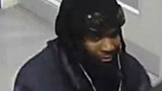 Polis karakolunun önünde güpegündüz kadına cinsel saldırıda bulundu! Güvenlik kamerasına saniye saniye yakalandı