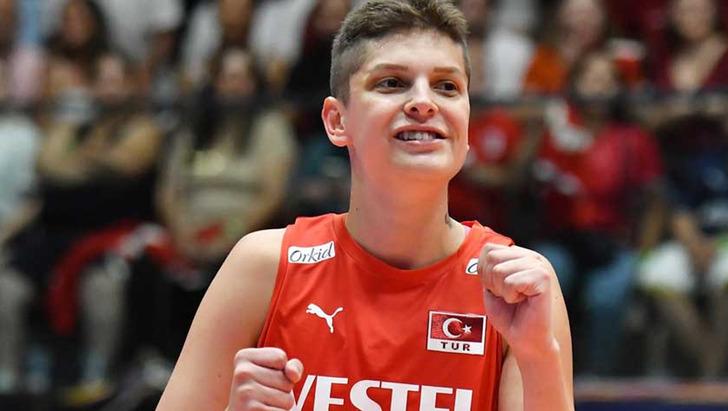 Voleybolcu Ebrar Karakurt makyaj yaptı! Sosyal medyada beğeni yağdı