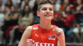 Voleybolcu Ebrar Karakurt makyaj yaptı! Sosyal medyada beğeni yağdı