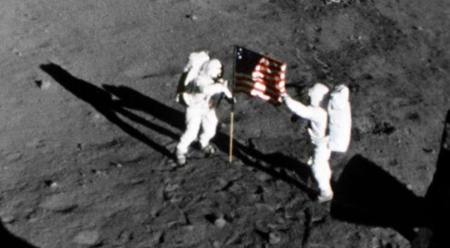 Ay'da Amerikalı astronotlar