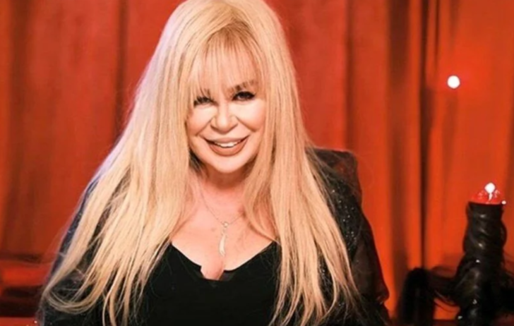 Dar&uuml;laceze'de tedavi g&ouml;rm&uuml;şt&uuml;... Zerrin &Ouml;zer aylar sonra ortaya &ccedil;ıktı! Y&uuml;r&uuml;mekte zorlandı