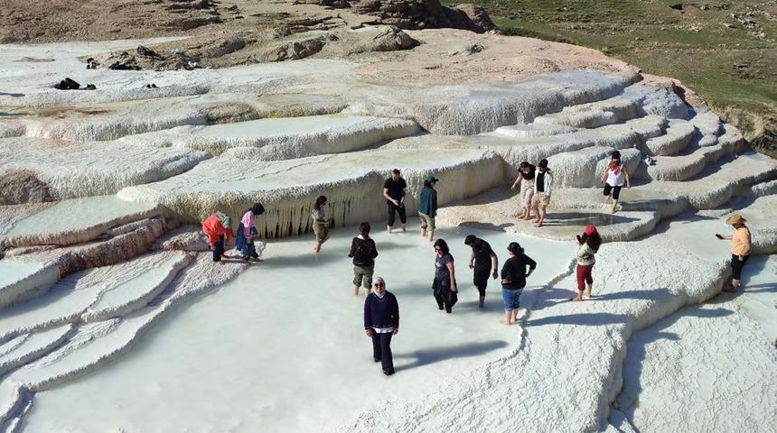 Pamukkale'yi andırıyor! O ilin gözdesi oldu... Akın akın gelip hayran kalıyorlar