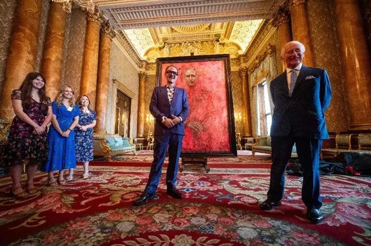 İlk resmi portresini kendi tanıttı! Sosyal medya ikiye b&ouml;l&uuml;nd&uuml;: 'Gulyabani gibi duruyor'