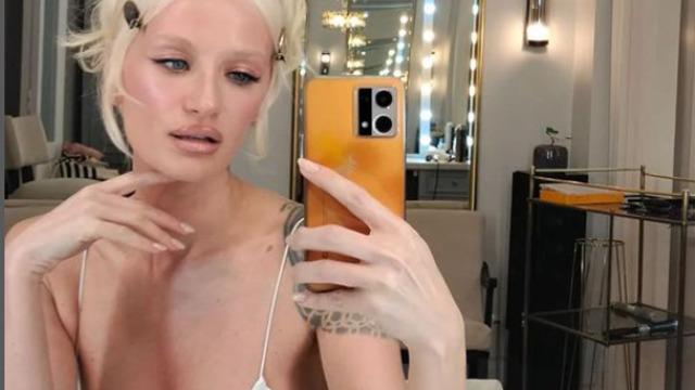 Elbisesinde dikiş dahi yok... Didem Soydan derin yırtmacıyla yine olay oldu! Bir bakan bir daha baktı