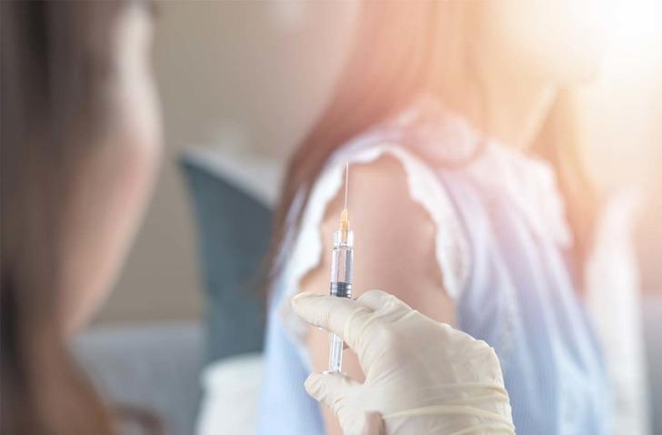 Rahim ağzı kanserini y&uuml;zde 90 &ouml;nl&uuml;yor 'Haberler umut verici' deyip a&ccedil;ıkladılar: &Ouml;l&uuml;mc&uuml;l hastalığı ortadan kaldırabilir! İBB'nin &uuml;cretsiz HPS aşısı uygulaması da başladı