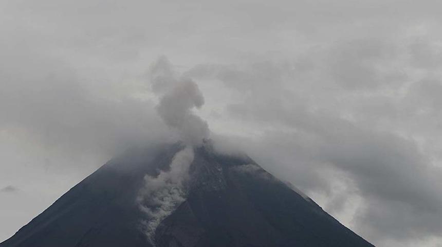 O ülkede yanardağ patlamalarının ardından uyarı seviyesi en üst düzeye çıkarıldı