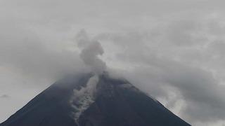 O ülkede yanardağ patlamalarının ardından uyarı seviyesi en üst düzeye çıkarıldı