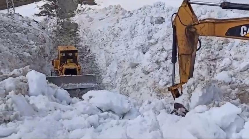 Mayıs ayında kış esareti devam ediyor: Kar kalınlığı tam 10 metre!