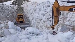Mayıs ayında kış esareti devam ediyor: Kar kalınlığı tam 10 metre!