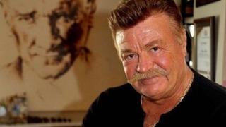 Beyin kanaması geçirmişti... Yeşilçam'ın usta oyuncusu Nuri Alço 40 gün sonra ilk kez ortaya çıktı