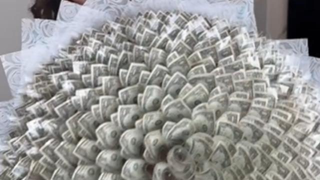 Doğum günü hediyesi dolar banknotlarından oluşan devasa buket oldu! Sosyal medyadan paylaşınca tepki yağdı... Bu görgüsüzlük