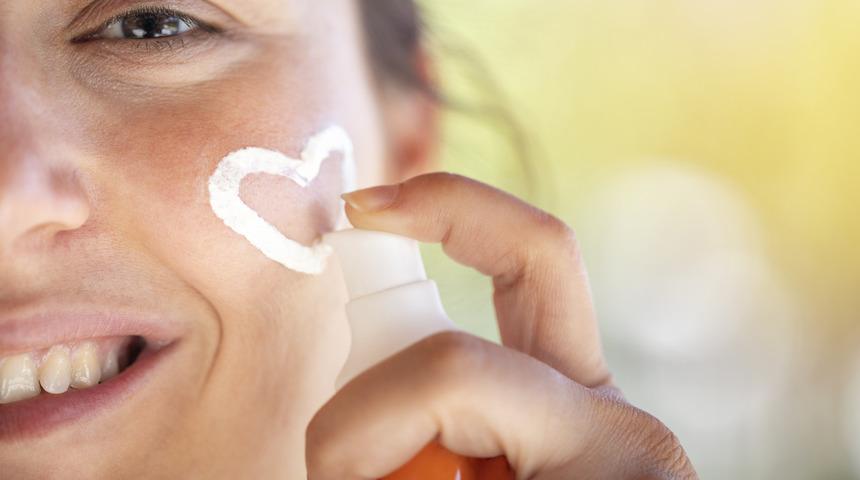 Havalar ısındı, kullanımı arttı! 'O saatlerde dışarı &ccedil;ıkmayın' G&uuml;neş kremi kullanmadan &ouml;nce bilmeniz gerekenler