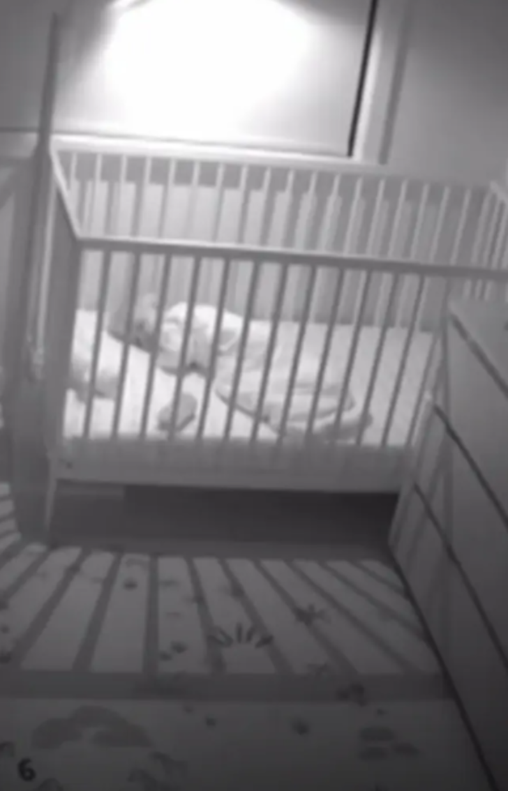 9 aylık bebeğin ölümle burun buruna geldiği korkunç anlar! Ağaç devrilerek karyolasının üzerine düştü.... Saniye saniye bebek monitörüne yansıdı G2