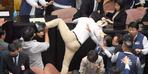 Tayvan Meclisi'nde ortalık fena karıştı! Yumruklar havada uçuştu, milletvekili oyları alıp kaçtı