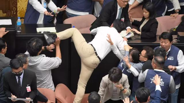 Tayvan Meclisi'nde ortalık fena karıştı! Yumruklar havada uçuştu, milletvekili oyları alıp kaçtı