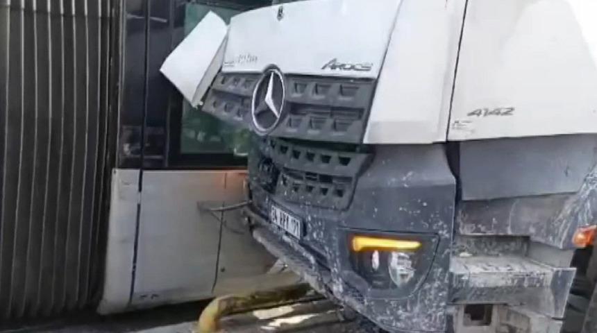 Zeytinburnu'nda beton mikseri ve tramvay çarpıştı! Yolcular tahliye edildi