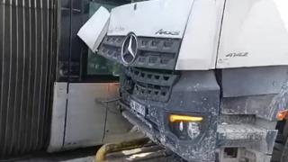 Zeytinburnu'nda beton mikseri ve tramvay çarpıştı! Yolcular tahliye edildi