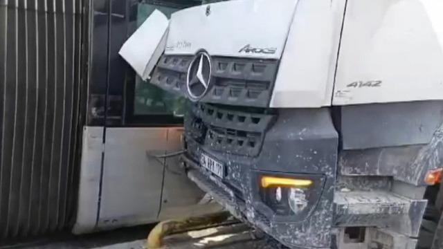 Zeytinburnu'nda beton mikseri ve tramvay çarpıştı! Yolcular tahliye edildi