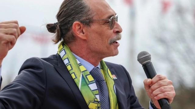 Etimesgut Belediyesi Başkanı Erdal Beşikçioğlu, Melek Mosso konserinde kurtlarını döktü!