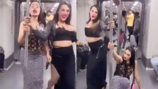 Metronun ortasında direk dansı! Yolcular şaştı kaldı