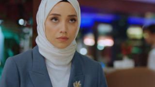 Kızılcık Şerbeti’nin Görkem’i Özge Özacar Cannes tarzıyla olay oldu! Bakan bir daha baktı