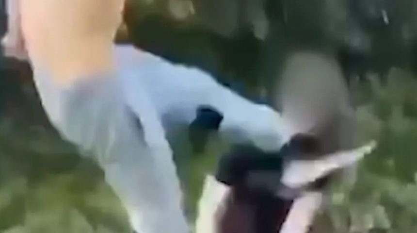 Resmen zorbalık! 13 yaşındaki çocuk yaşıtlarının ayakkabısını yalamayı kabul etmediği için tekme tokat dövüldü... O anlar infial yarattı