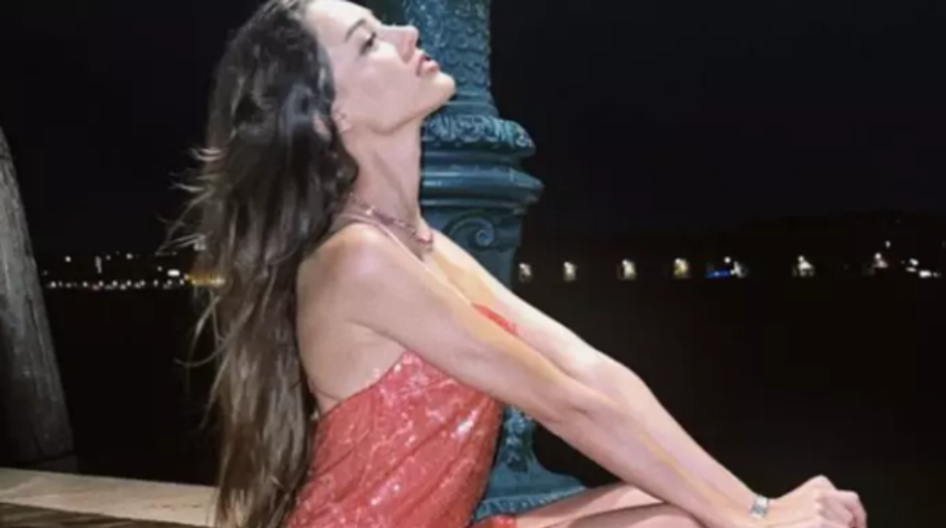 Parti tarzı olay oldu! Dilan Çiçek Deniz file eteğiyle Cannes'a damga vurdu