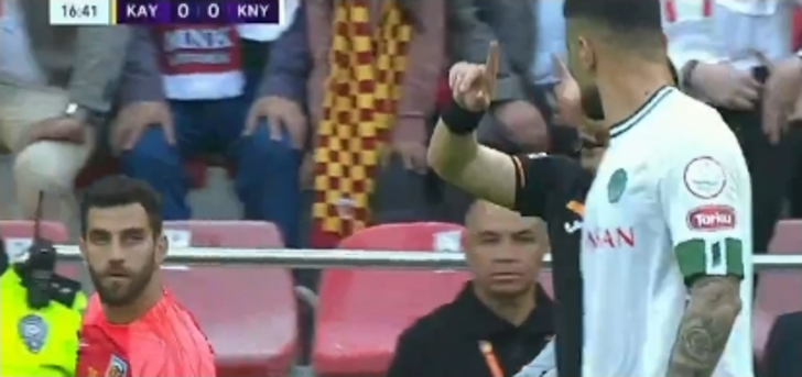 Kayserispor Başkanı Ali Çamlı sahaya girdi, Halil Umut Meler'in üzerine yürüdü! G1