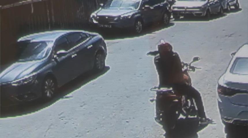 Güpegündüz otomobile kurşun yağdırdı! Saldırı anları kamerada