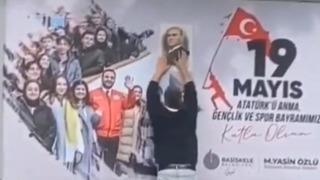 19 Mayıs afişinde eksik gören vatandaş müdahale etti: Atatürk posterini yapıştırdı, selam verip uzaklaştı